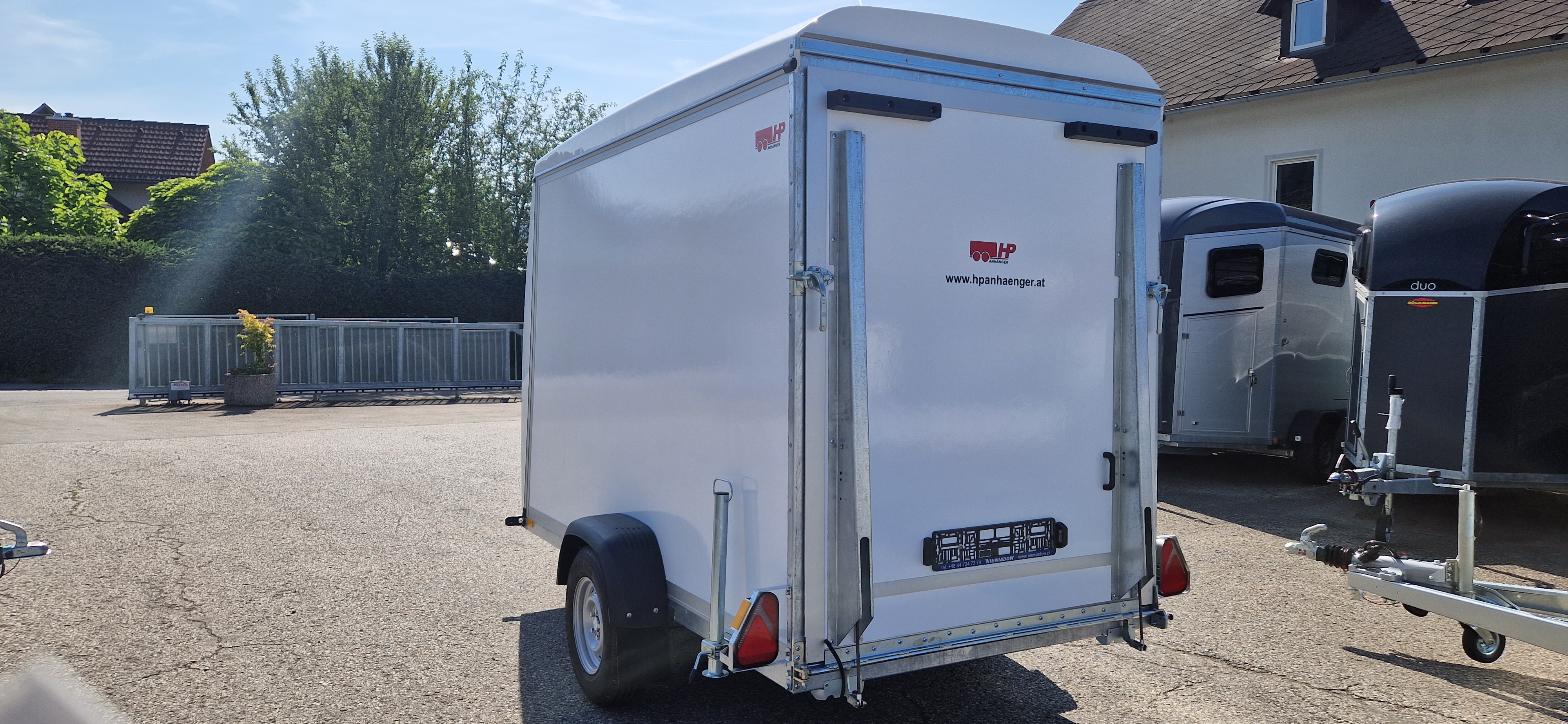 PKW-Anhänger, Autoanhänger, Kofferanhänger HP 133116, Sandwich + Polydach und Bug, 1300 kg einachs